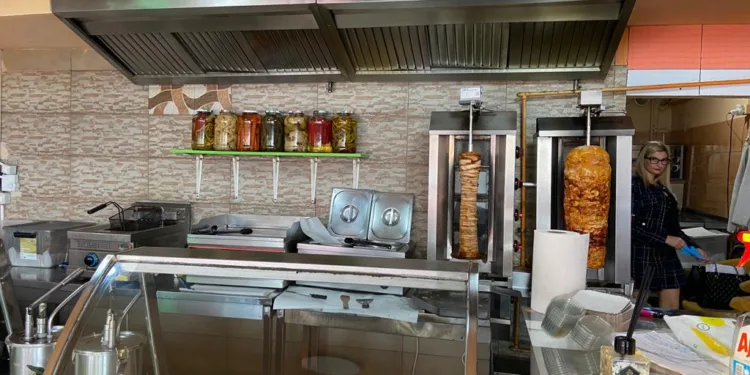 Inspectorii OPC Timiș Inchid Un Fast Food din Lugoj După Descoperirea Neregulilor Grave