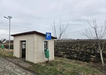 Fapta inumană: Hoțul de stâlpi lasă Stamora Germană în beznă, tăind cu flexul stâlpul de iluminat solar